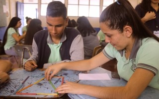 Aprendizaje Cooperativo: busca solventar problemas matemáticos, con el uso de la técnica del rompecabezas. Los estudiantes interactúan cara a cara, y al final hacen un cierre para revisar las soluciones obtenidas. (Foto: Irina Grajales / OCM). 