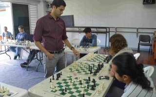 Mario Fernández, maestro nacional de ajedrez y graduado del TEC, fue el rival en común que tuvieron más de una decena de ajedrecistas durante las partidas simultáneas que se realizaron en el Festival Amón Cultural. (Foto Fernando Montero)