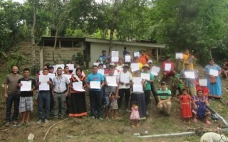 Entrega de certificados en la comunidad de Progreso de Pavón.