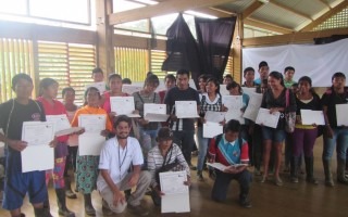 Entrega de certificados al grupo 1 en la comunidad de Grano de Oro.