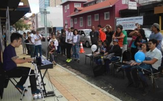 El pianista Ismael Pacheco deleitó a los presentes con complacencias. Él es hijo de un funcionario del Instituto Nacional de Vivienda y Urbanismo (INVU), institución que este año se integró a las actividades de Amón Cultural. (Foto Fernando Montero)