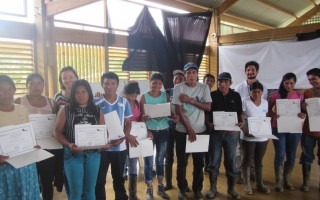 Entrega de certificados al grupo 2 en la comunidad de Grano de Oro.