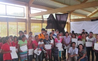 Entrega de certificados al grupo 3 en la comunidad de Grano de Oro.