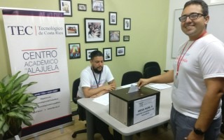 El profesor Eddy Ramírez, primer votante del Centro Académico de Alajuela. (Fotografía cortesía de Ingrid Amador). 