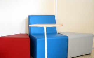 Estos coloridos sillones y mesas movibles son parte de las nuevas herramientas que la Biblioteca del TEC puso a disposición de sus usuarios. (Foto: OCM)