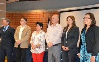 El grupo de aspirantes a la representación docente en el Consejo Institucional (según el orden de la papeleta): Gonzalo Delgado, Luis Alexander Calvo, Lilliana Gaviria, Luis Gerardo Meza, Raquel Lafuente y Miriam Brenes.   Ausente en la fotografía el señor Edgar Ortiz, quien  justificó su ausencia al acto. (Foto: OCM)