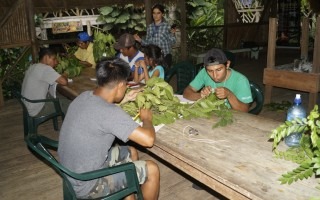 Los participantes de la comunidad de Shuabb estudian las especies de su zona.