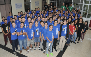 Miembros del jurado (camisa roja), mentores (camisa verde), coordinación y personal de apoyo de logístico (camisa negra), participantes (camisa celeste) y otros colaboradores compartieron durante todo el fin de semana en el International Space Apps Challenge. (Foto OCM).