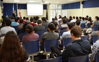 El profesor Erick Mata habló sobre la información taxonómica de los árboles. 