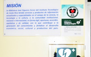 El dispositivo denominado DEA se encuentra ubicado  en la planta principal de las instalaciones de la  Biblioteca  José Figueres Ferrer.