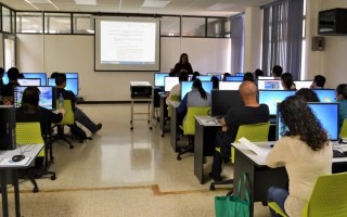 En los laboratorios de computación de la Biblioteca también se colocaron nuevas sillas. (Foto cortesía Biblioteca José Figueres Ferrer)