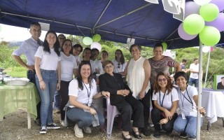 La candidata Ana Rosa Ruiz junto a su equipo de trabajo y familia.