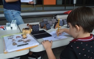 Los niños exploraron en la cultura precolombina gracias a los talleres ofrecidos por el Instituto Nacional de Seguros (Foto: Fernando Montero)