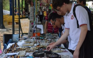 Los estudiantes de colegio que se encontraban en la Feria Vocacional del TEC también se acercaron a las actividades de la Semana de La TIerra. (Foto: OCM)