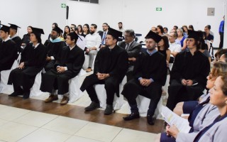 El salón del evento contó con una buena presencia de familiares y acompañantes de los graduados. Foto: Andrés Zúñiga / OCM.