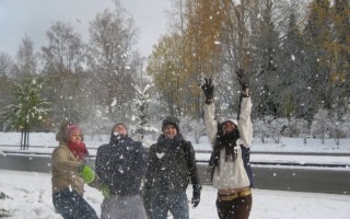 Estudiantes del TEC celebrando su primera nevada. (Foto: Cortesía de la Dirección de Cooperación)