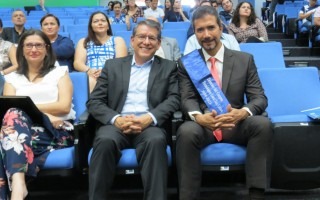 El rector Julio César Calvo estuvo presente durante el acto de juramentación del nuevo director del Campus Tecnológico Local San Carlos, Óscar López.  Los acompaña Ingrid Herrera, presidente del TIE. 