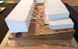 Maqueta del equipo B con la propuesta para el sector denominado "Escalinata urbana"