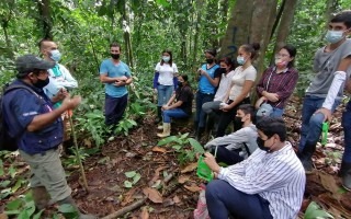 Indicaciones por parte del doctor Ruperto Quesada Monge, capacitador de los estudiantes y docentes del CTP de Corredores.