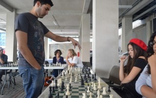 El maestro nacional Mario Fernández volvió a imponerse a todos sus rivales en la partida simultánea de ajedrez. Foto: Fernando Montero / OCM.