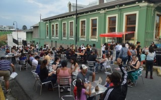 La calle 5, al costado oeste de la Alianza Francesa, se convirtió en una cafetería al aire libre con repostería típica de Francia y Bélgica. Foto: Fernando Montero / OCM.