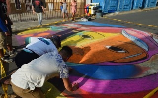 Diana Valverde y José Gómez, del colectivo de artistas plásticos Madonnari Costa Rica, le dan los últimos detalles a la reproducción en tiza de la obra “Bodegón con frutas” de César Valverde. Foto: Fernando Montero / OCM.