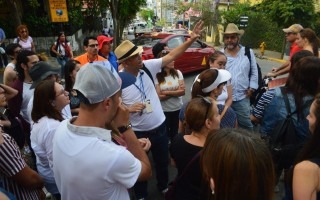 El arquitecto e historiador Andrés Fernández (con la mano alzada) explica los detalles de la casa que hoy ocupa el Hotel Hemingway en el límite entre los barrios Amón y Otoya. Foto: Fernando Montero / OCM.