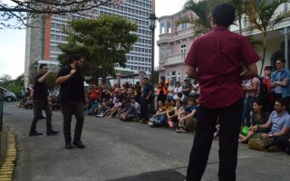 El grupo Interruptor de improvisación teatral tuvo como escenario la calle frente al Centro Nacional de Producción Cinematográfica, en Barrio Otoya. Foto: Fernando Montero / OCM.