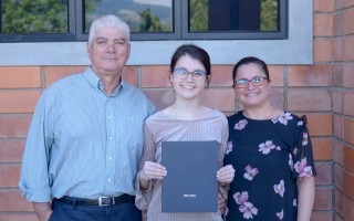 El segundo mejor promedio, Sara Sáenz, junto a sus padres. (Fotografía: Steven Moya / OCM). 