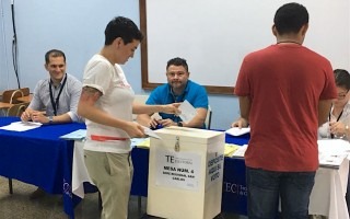 Shi Alarcon, primer votante de la Sede regional San Carlos (Fotografía Telka Guzmán/OCM). 