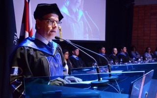 El doctor Julio César Calvo, rector del TEC, felicitó a los estudiantes por su graduación y los instó a convertirse en personas al servicio del país. 