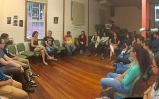 El conversatorio realizado en la Casa  Cultural Amón contó con la asistencia de estudiantes y docentes del TEC. (Foto: Paola Solano)