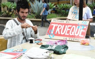 El trueque de ropa, libros y otros objetos fue parte de esta celebración. (Foto: Ruth Garita / OCM)