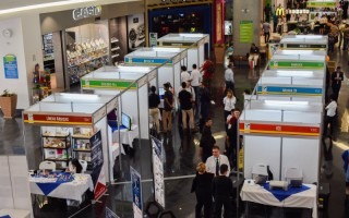 Los stands de los proyectos se ubicaron en los pasillos del Centro Comercial Paseo Metrópoli en Cartago. (Foto: Andrés Zúñiga/OCM) 