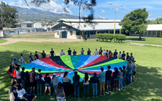 Imagen de varios estudiantes compartiendo .