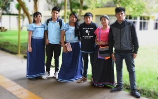 Estudiantes indígenas.