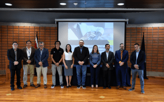 Imagen de 10 personas posando para la fotografía