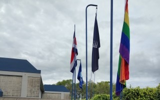 Momento en que se iza la bandera en el Campus Tecnológico Central de Cartago.