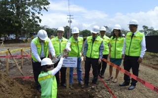 Vanessa Carvajal, directora de la Escuela Ciencias Naturales y Exactas, procede a enterrar la cápsula con objetos significativos de la Sede Regional de San Carlos. (Foto cortesía de Telka Guzmán)