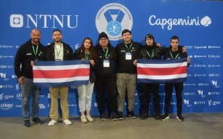 Jóvenes posan con la bandera de Costa Rica. (De izquierda a derecha). Luis Diego Raga (Coach); Emmanuel Jiménez; Nicol Cascante; Daniel Hoffman; Rodrigo Alvarado; Caleb Espinoza y Fabricio Madrigal. 