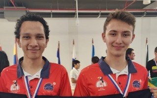 Imagen de dos estudiantes que ganaron medalla de plata en olimpiada
