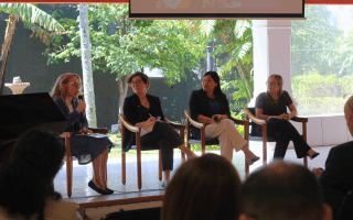 Maria Estrada TEC con grupo de mujeres