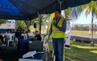 "...están al lado de un puerto, y no cualquiera, sino aquel por donde transita el 80 por ciento de las mercancías que ingresan y salen de Costa Ricamáster",  Eduardo López, Gerente de Operaciones Portuarias en APM Terminals, durante la lección inaugural en el Centro Académico de Limón. (Foto Jessica Salazar)