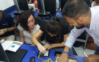 Estudiantes de Ingeniería en Computación manipulan circuitos durante el taller de Arduino