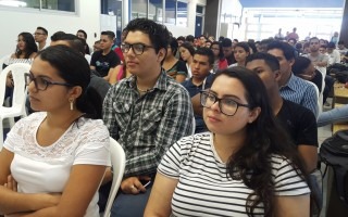 estudiantes sentados en sillas 