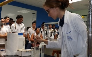 Mujer estudiante en laboratorio de química  realiza experimento 