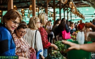 gente comprando legumbres en la feria