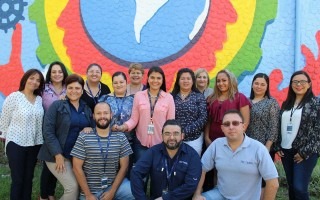 grupo de personas posando para una foto