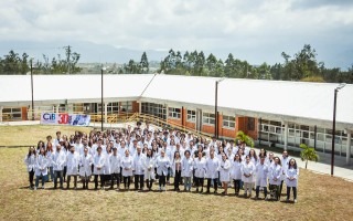 Imagen de varios estudiantes y funcionarios del Centro de Investigación en Biotecnología del TEC posando para la fotografía.