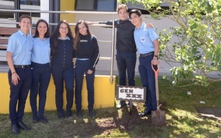 Imagen de varios estudiantes del Colegio Científico posando para la fotografía.